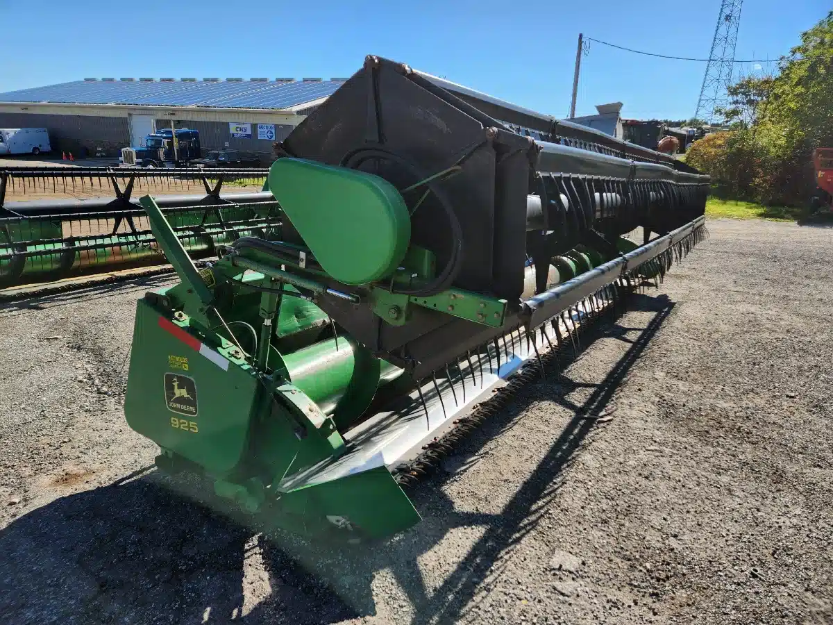 Gallery image 2 for Used John Deere 925 Header - Auger
