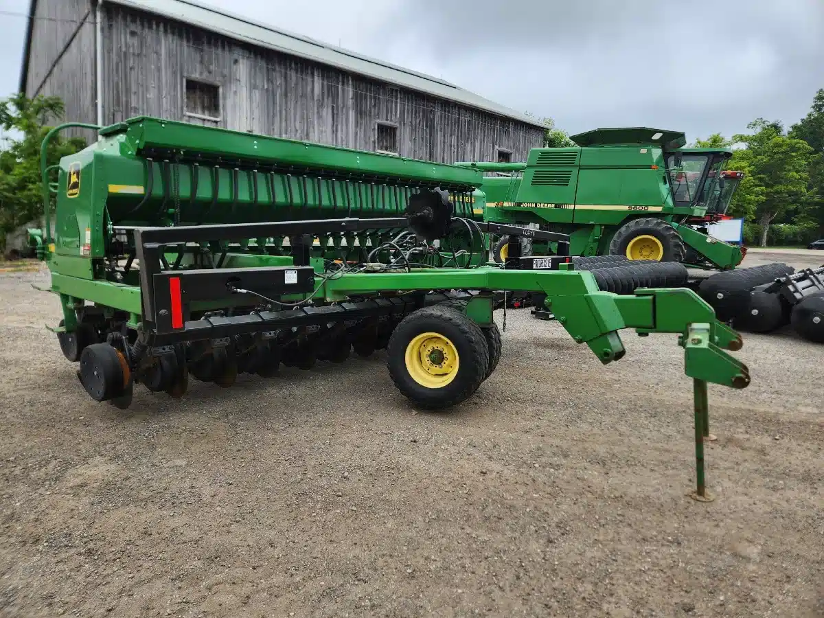 Gallery image 2 for Used John Deere 1560 Drill