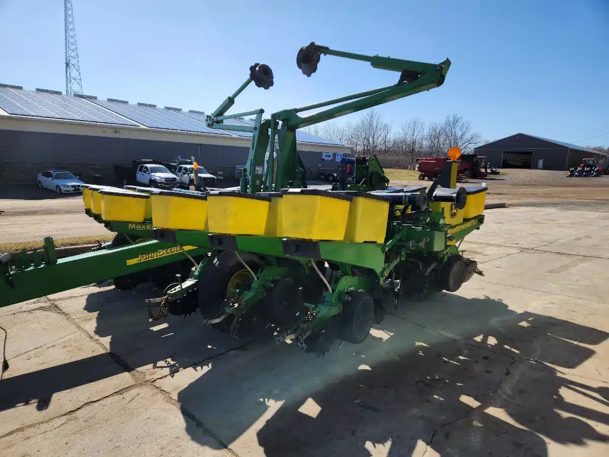 Gallery image 2 for Used John Deere 1760 Planter