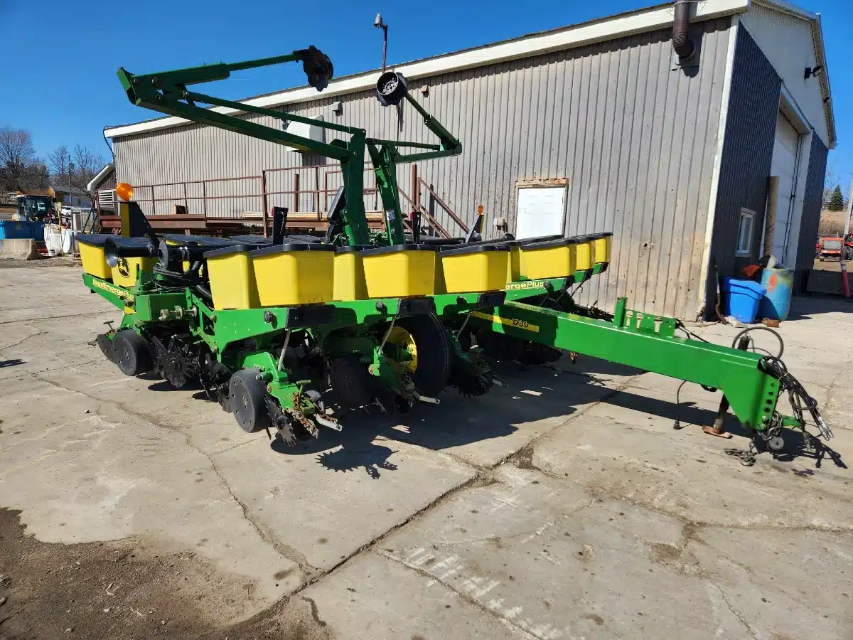 Gallery image 1 for Used John Deere 1760 Planter