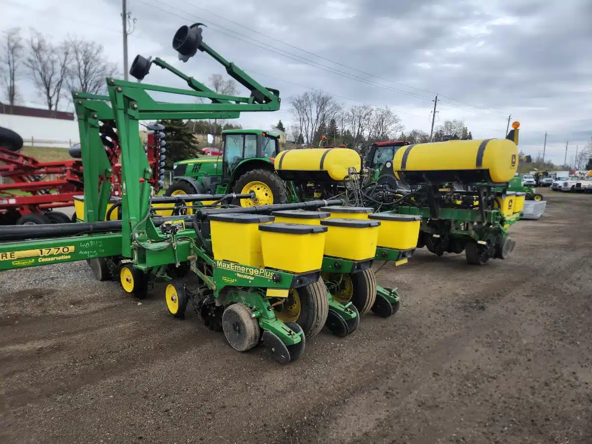 Gallery image 2 for Used John Deere 1770 Planter