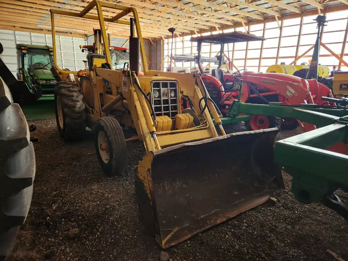 Gallery image 2 for International 2400 Series A Backhoe Loader