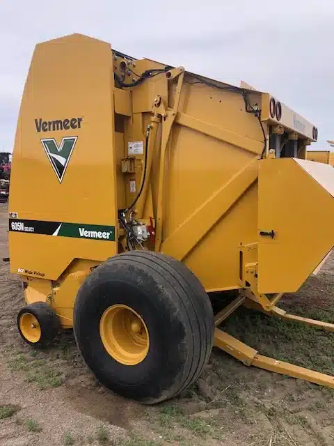 Gallery image 1 for Used 2019 Vermeer 605N Select Round Baler
