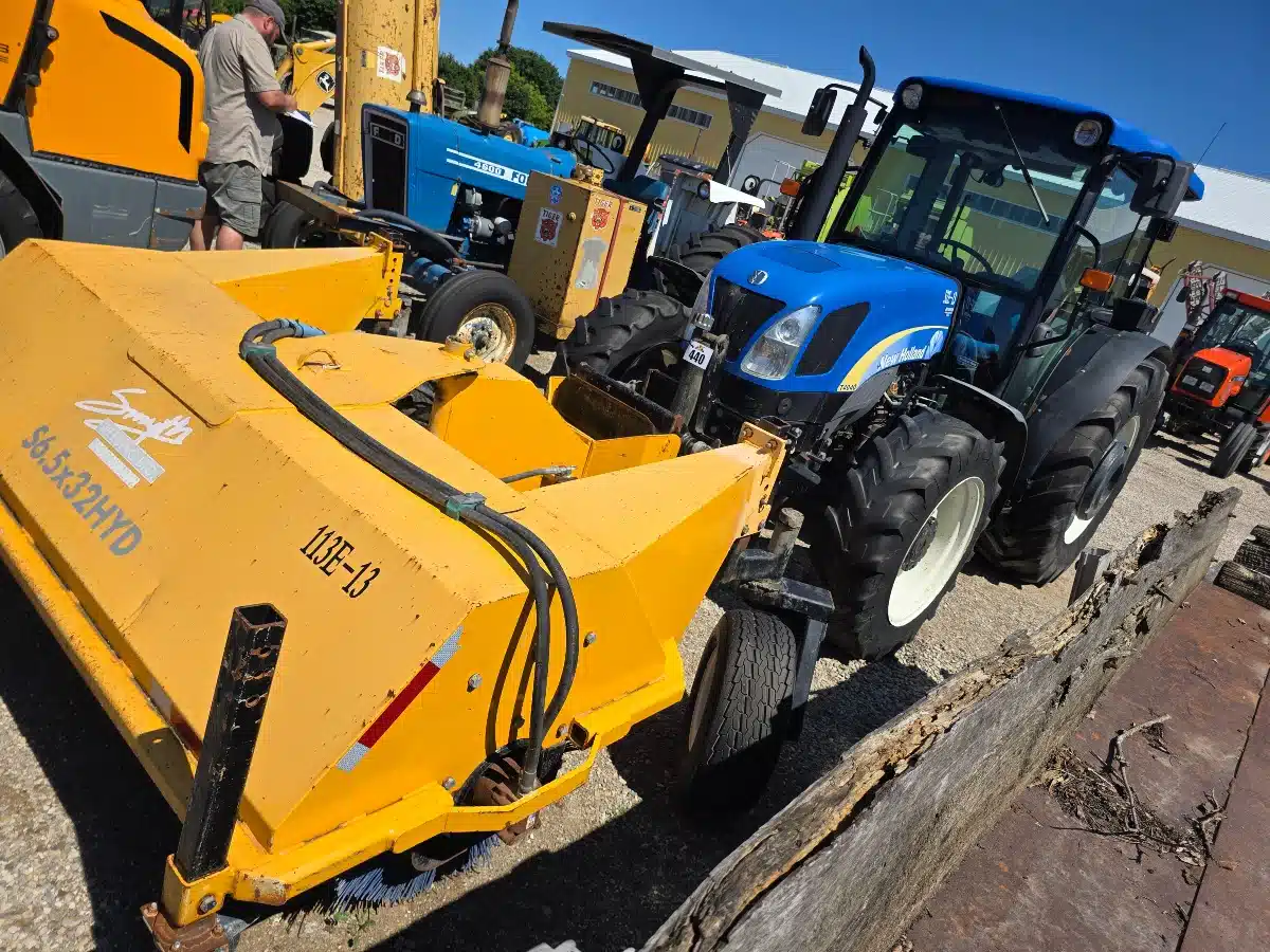 Gallery image 2 for Used New Holland T4040 Tractor