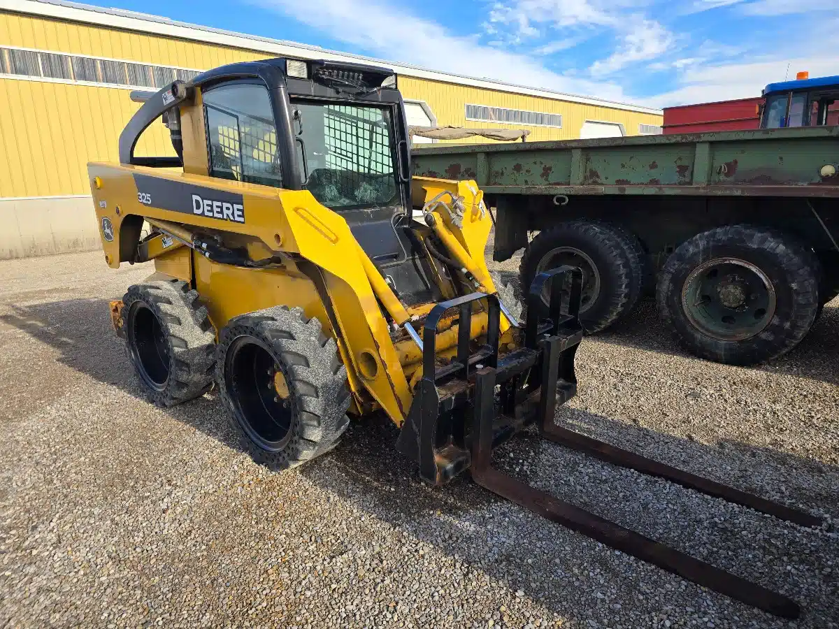 John Deere 325 Skid Steer