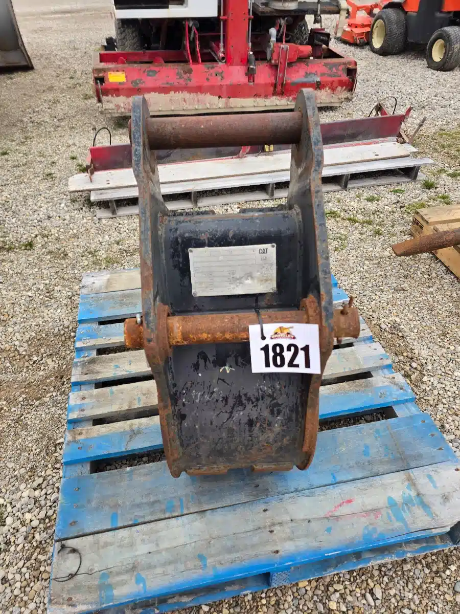 Gallery image 2 for Caterpillar 12 INCH Bucket