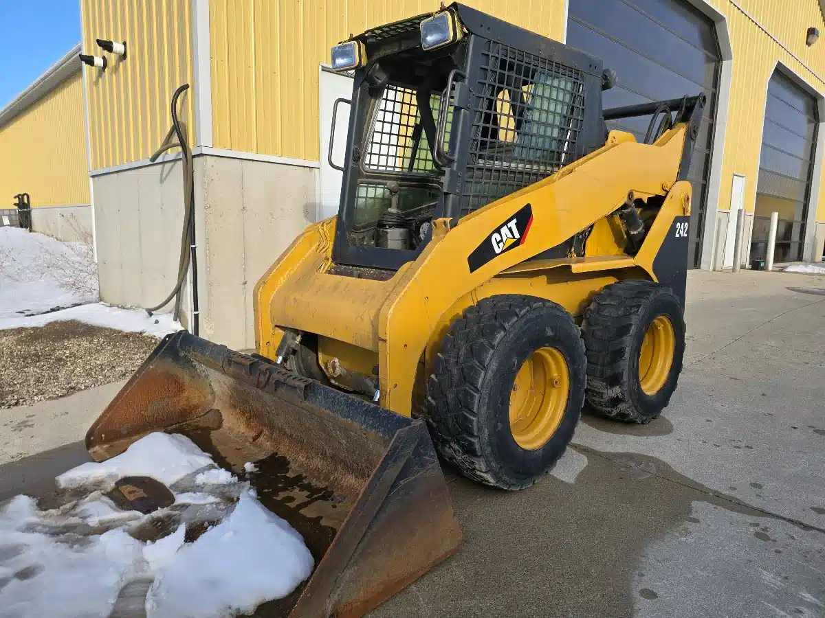 Gallery image 2 for Caterpillar 242 Skid Steer