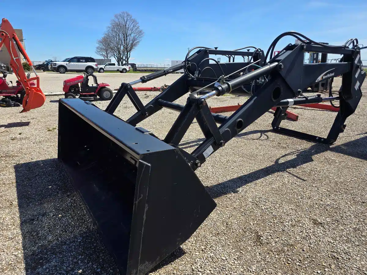 Photo de la Galerie 2 pour New Holland 84LB chargeur frontal