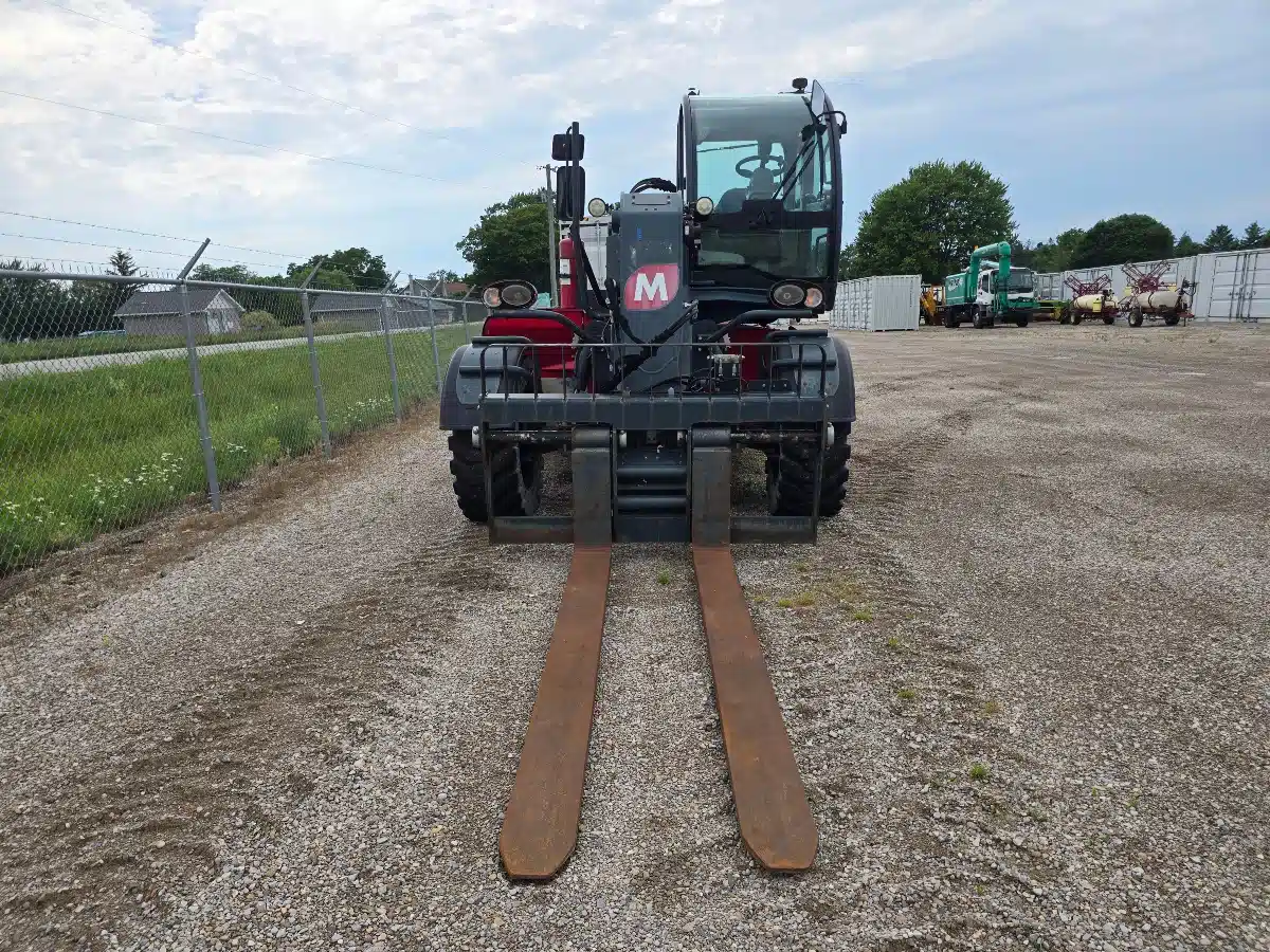 Gallery image 2 for 2020 Magni HTH10.10 TeleHandler