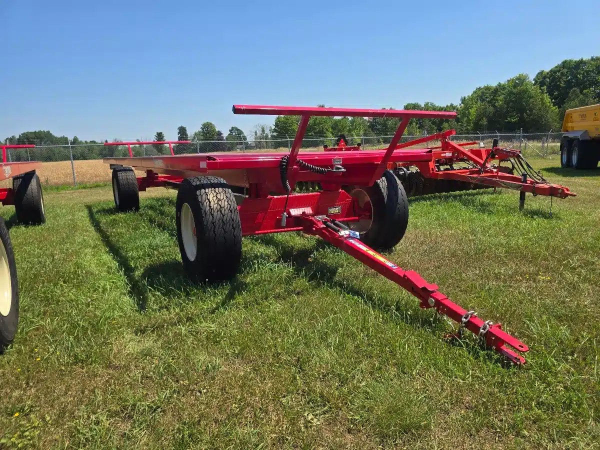 Photo de la Galerie 2 pour John BM Mfg Ltd. FARMBOSS 8.5X30 Chariot à ballots