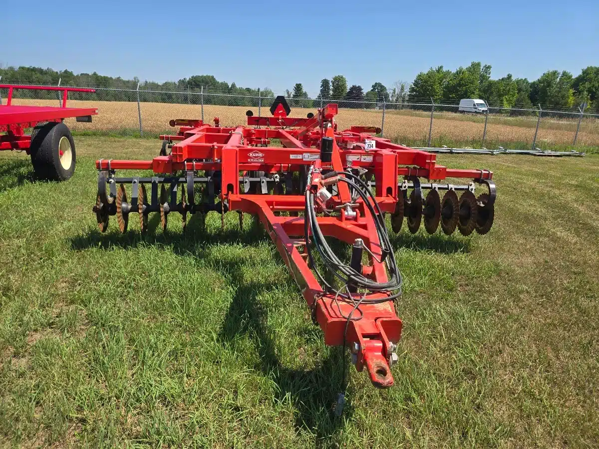 Gallery image 1 for Kuhn Excelerator 8000 Vertical Tillage