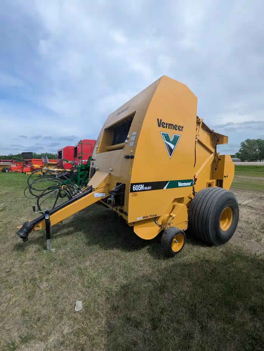 Gallery image 1 for Used 2019 Vermeer 605N Select Round Baler