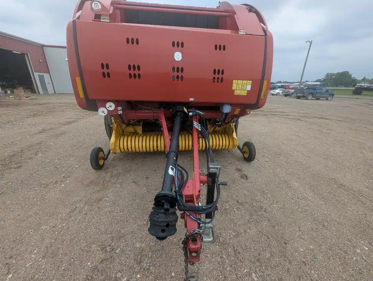 Gallery image 2 for Used 2014 New Holland ROLL-BELT 560 Round Baler