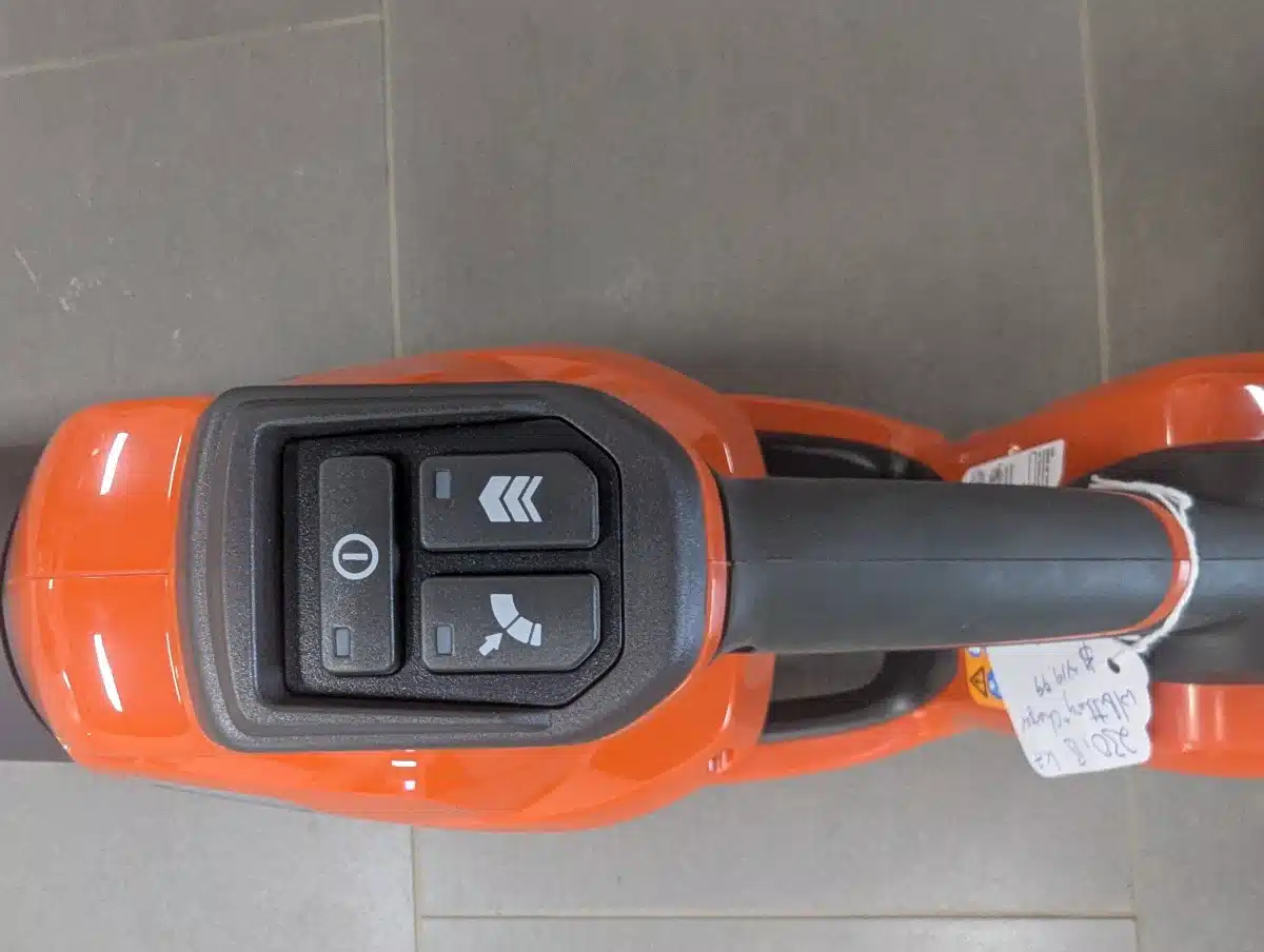 Gallery image 2 for New 2025 Husqvarna 230iB Leaf Blower