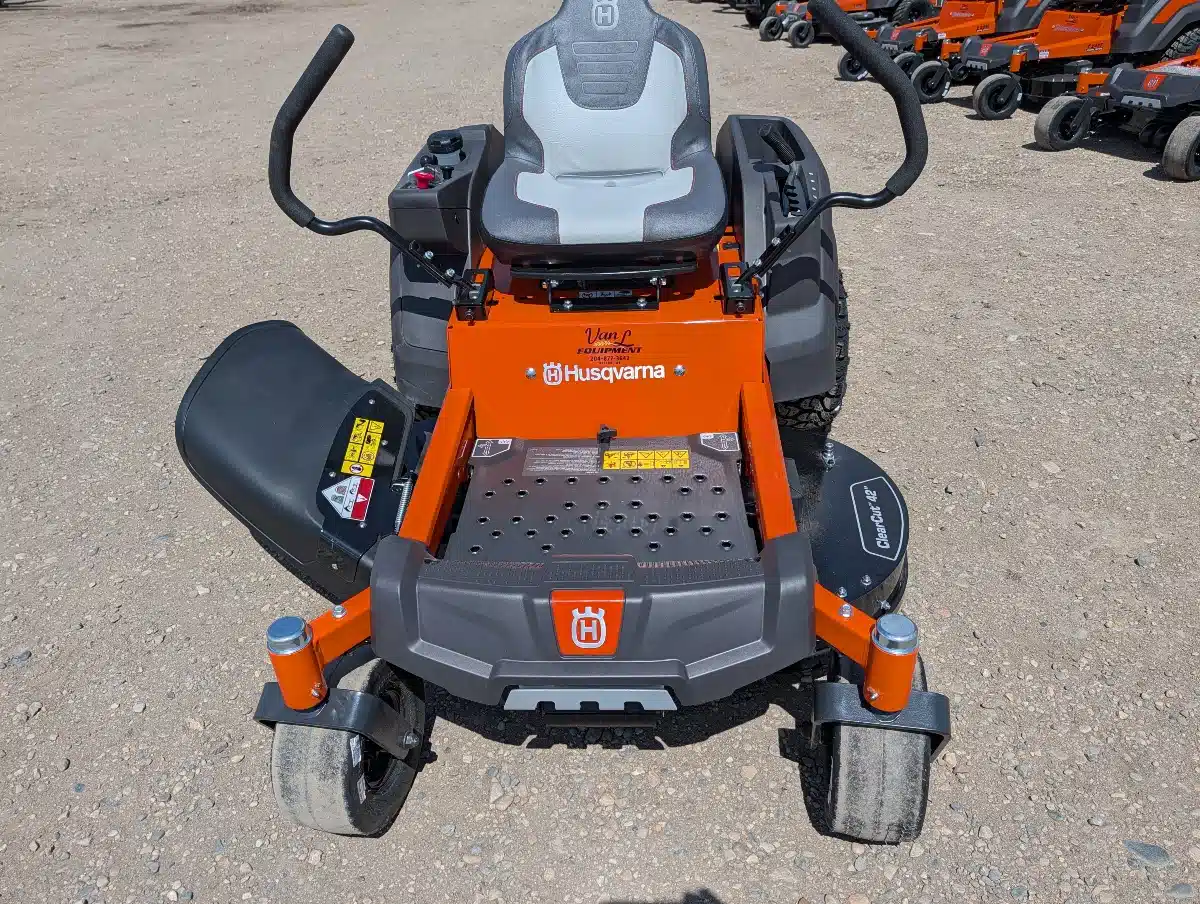 Photo de la Galerie 2 pour 2026 Husqvarna Z242F Special Edition Tondeuse à rayon de braquage zéro