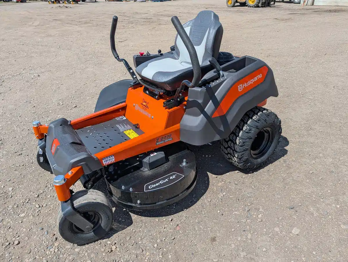 Photo de la Galerie 1 pour 2026 Husqvarna Z242F Special Edition Tondeuse à rayon de braquage zéro