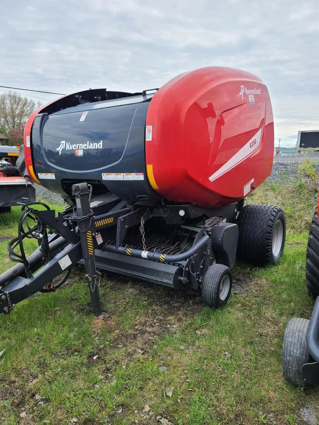 Gallery image 1 for Used 2016 Kverneland 6350 Round Baler