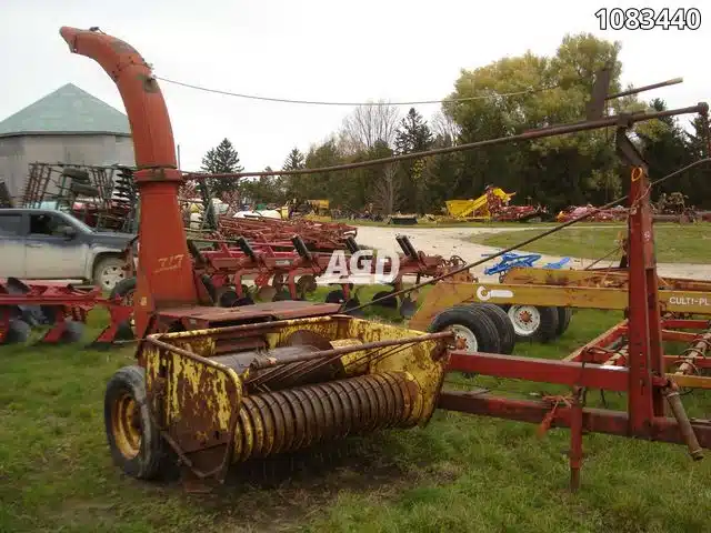Gallery image 1 for Used New Holland 717 Forage Harvester