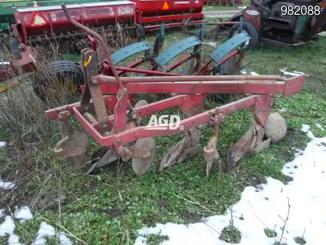 Gallery image 1 for Used Massey Ferguson Other Chisel Plow