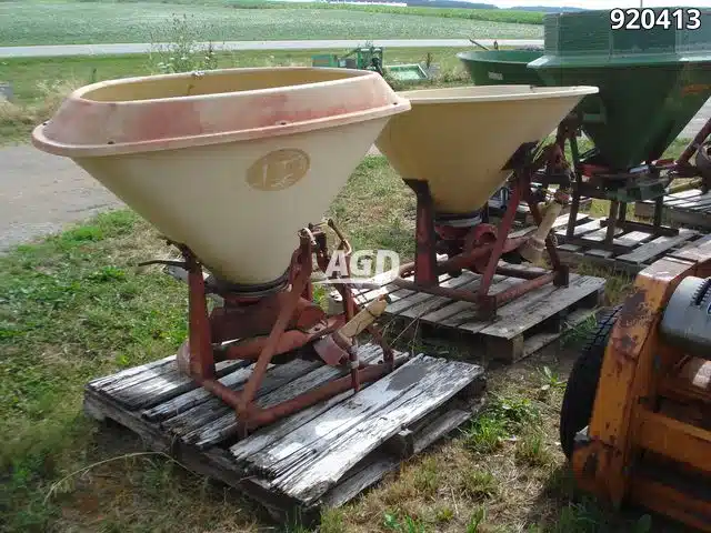 Gallery image 2 for Used Vicon 3pth Spreader - Fertilizer