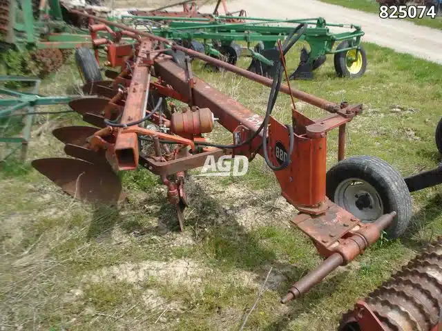 Gallery image 1 for Used Massey Ferguson 880 Plow