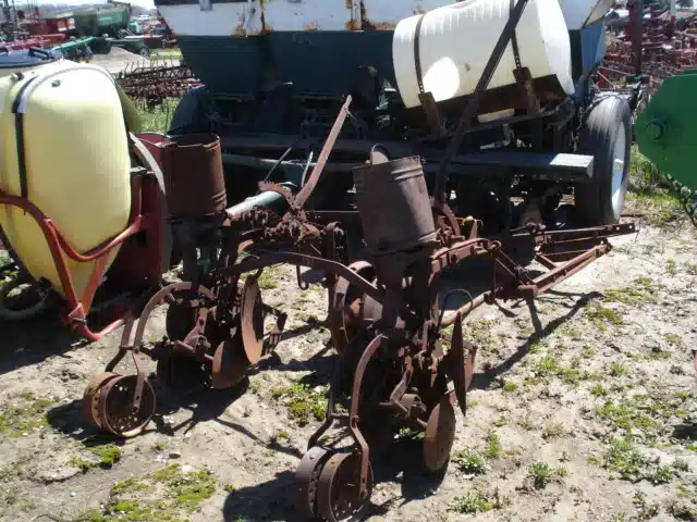 Gallery image 1 for John Deere 638 Planter