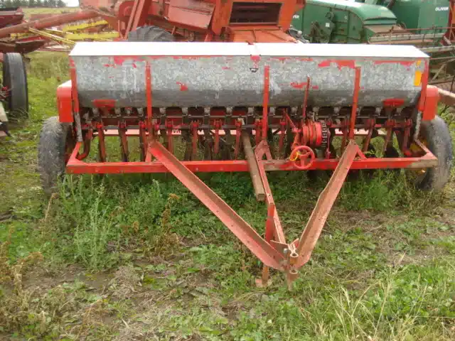 Gallery image 1 for Used Massey Ferguson 33 Drill