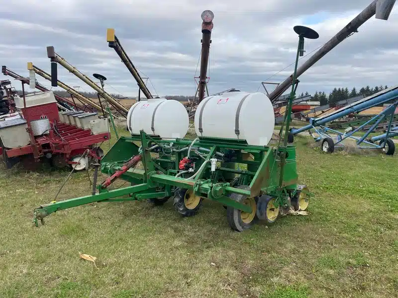 Gallery image 2 for Used John Deere 6 Row Planter