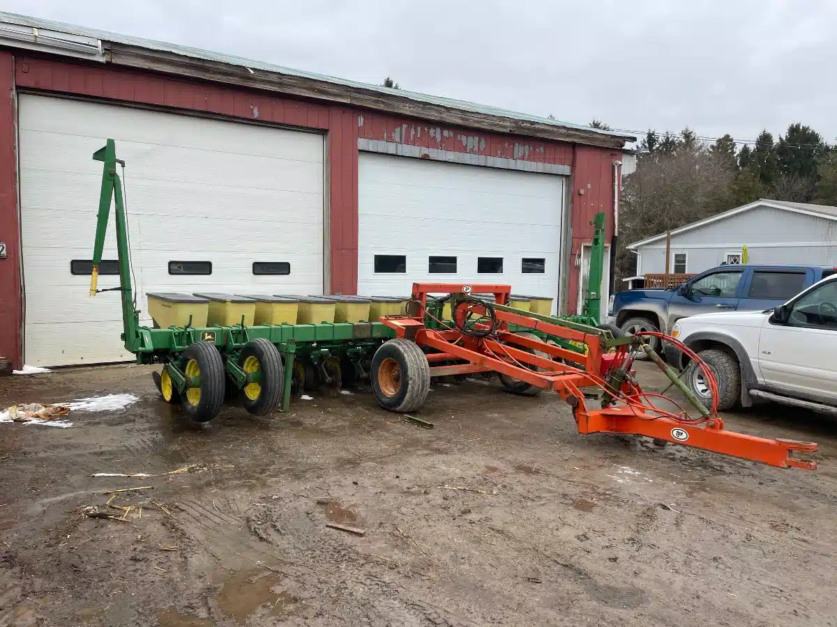 Gallery image 1 for Used John Deere 7100 Planter