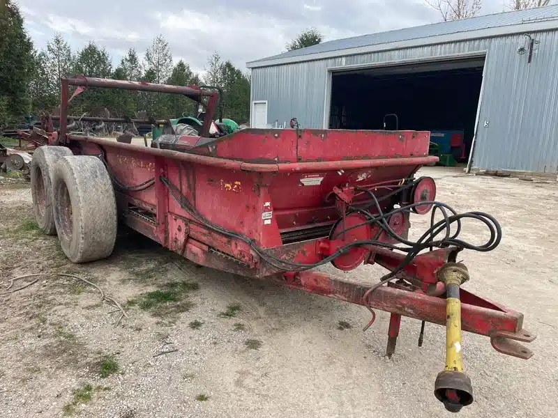 Gallery image 1 for Used New Holland 185 Manure Spreader