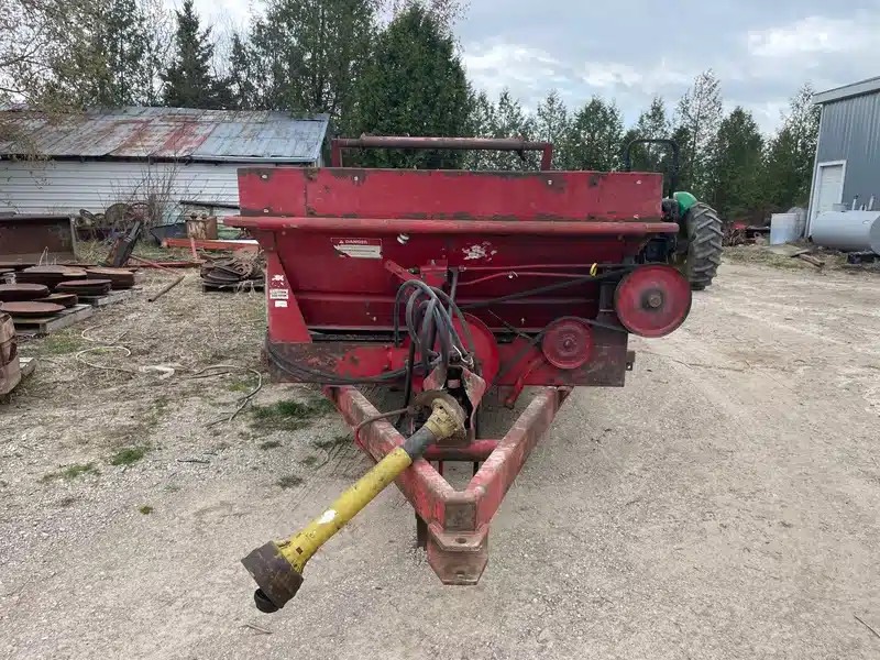 Gallery image 2 for Used New Holland 185 Manure Spreader