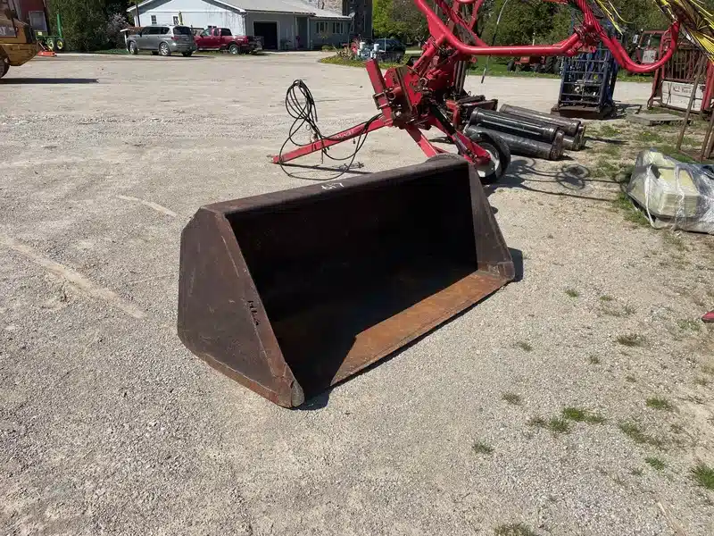 Gallery image 2 for Used John Deere Quick Attach Bucket
