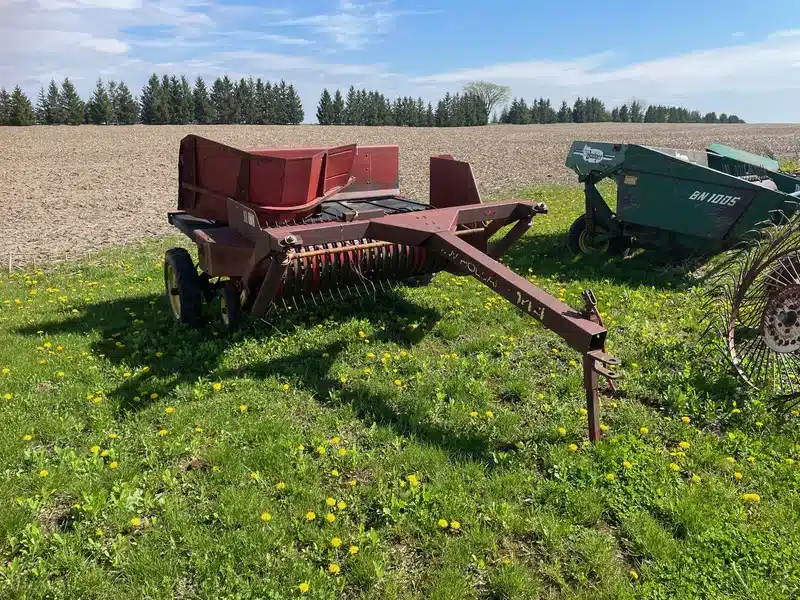 Gallery image 1 for Used New Holland 144 Windrow Inverter