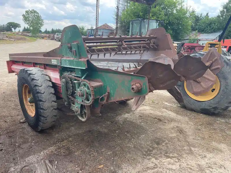 Gallery image 2 for New Idea 213 Manure Spreader