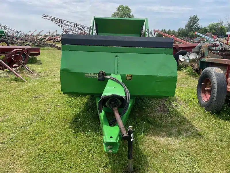 Gallery image 2 for Used John Deere 660 Manure Spreader
