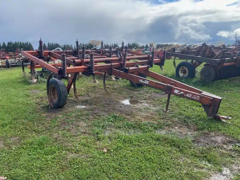 Used Allis Chalmers 1600 Chisel Plow