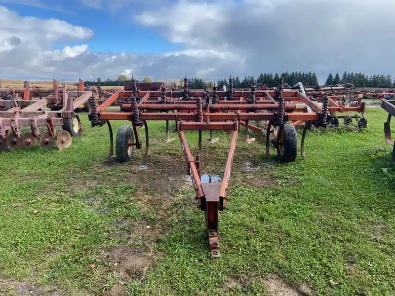 Gallery image 2 for Allis Chalmers 1600 Chisel Plow