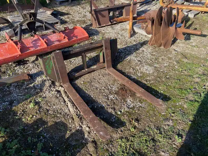 Gallery image 1 for John Deere Quick Attach Pallet Fork