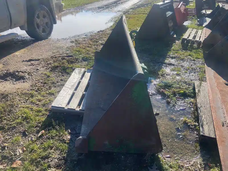 Gallery image 2 for John Deere Quick Attach Bucket