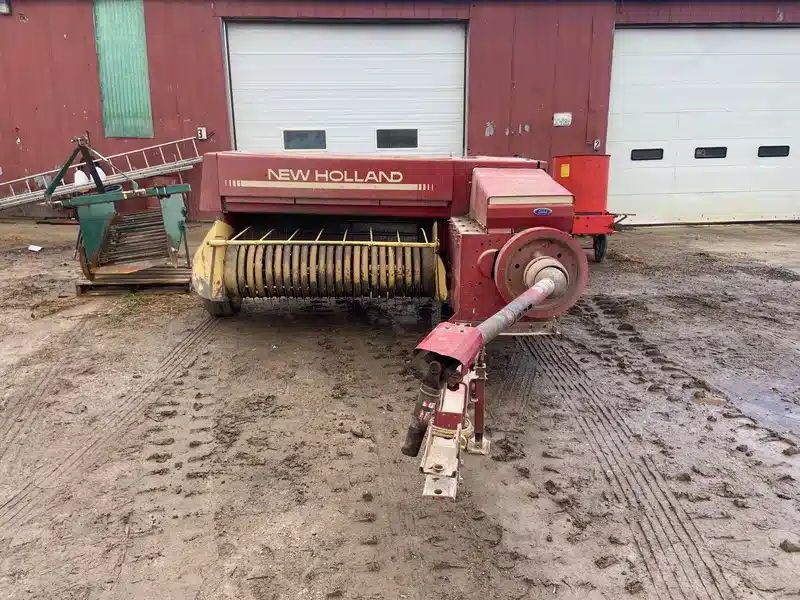 Gallery image 2 for New Holland 326 Square Baler - Small