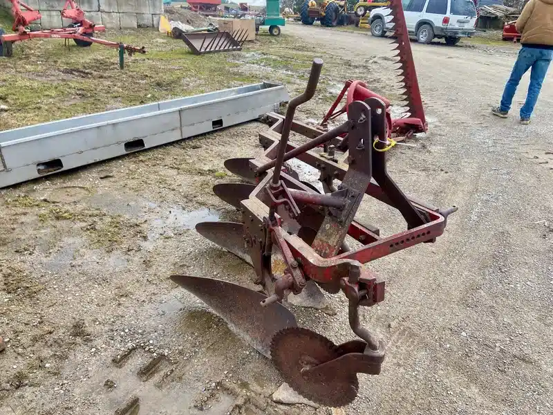 Gallery image 2 for Massey Ferguson 4 Furrow Plow