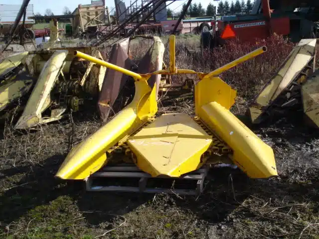 Gallery image 1 for New Holland 822 Corn Picker