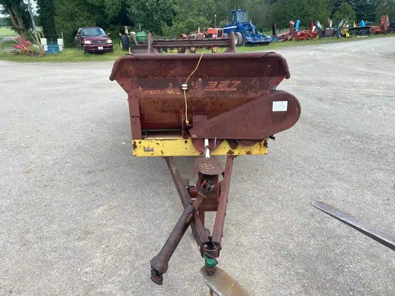 Gallery image 2 for New Holland 327 Manure Spreader