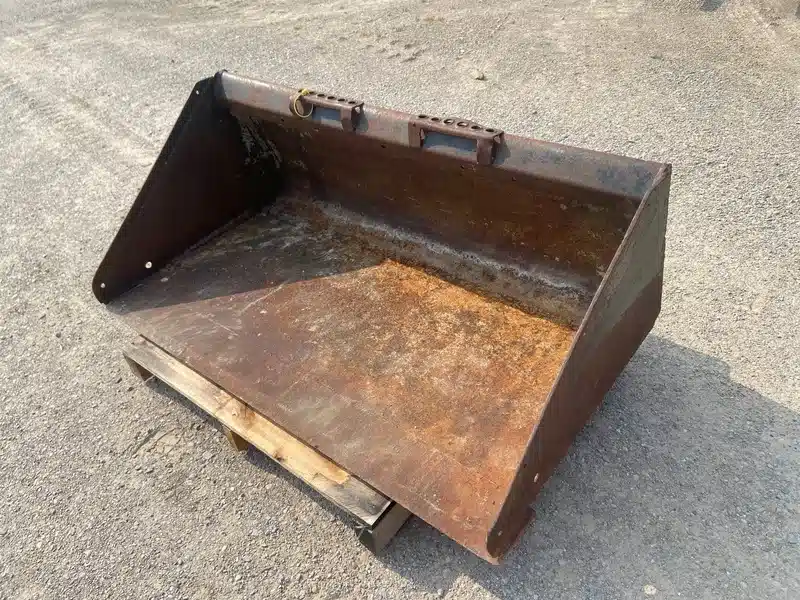 Photo de la Galerie 2 pour 4.5FT Skid Steer Godet (bucket)