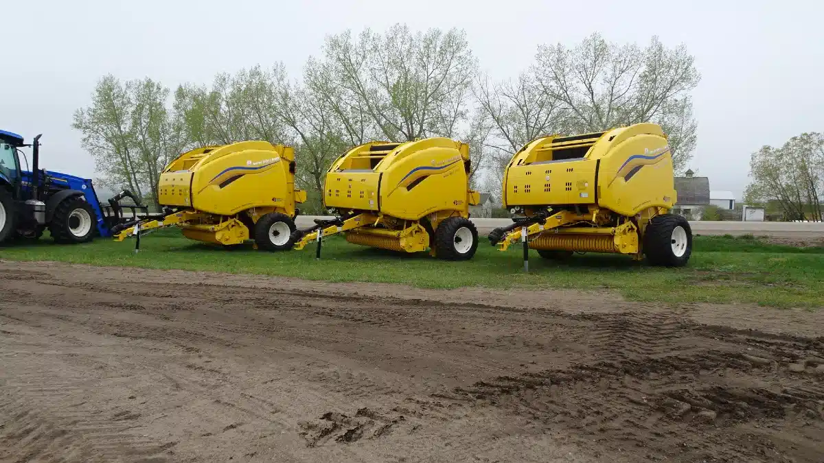 Gallery image 1 for New New Holland ROLL-BELT 560 Round Baler