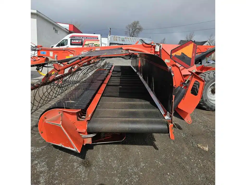 Gallery image 2 for Used 2017 Kuhn MERGE MAXX 700 Windrow Merger