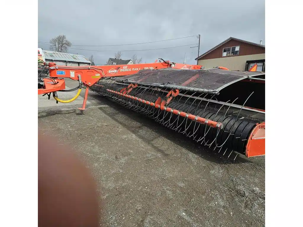 Gallery image 1 for Used 2017 Kuhn MERGE MAXX 700 Windrow Merger