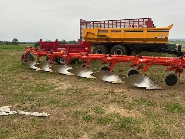 Gallery image 1 for Used 2004 Kuhn Varilander 6 Plow