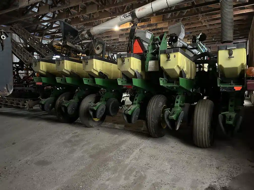 Gallery image 2 for 2006 John Deere 1770 MaxEmerge Plus Planter