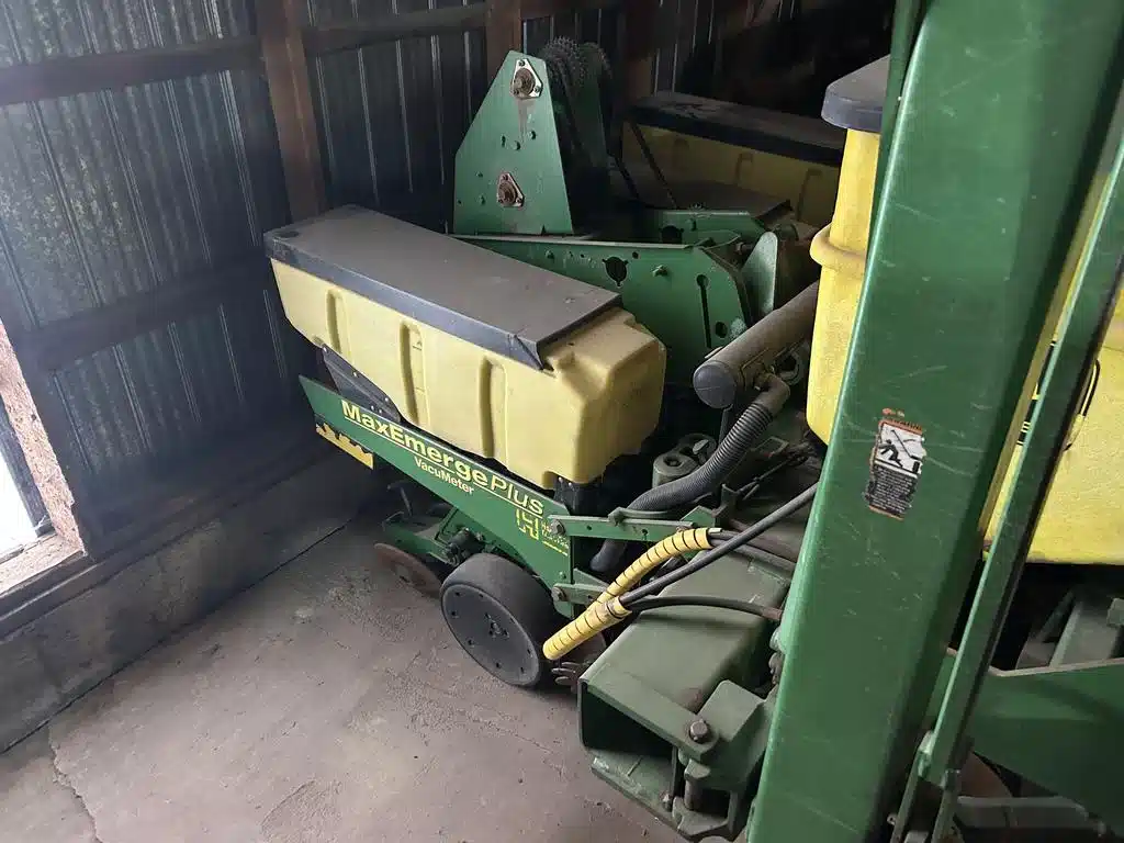 Gallery image 1 for 2006 John Deere 1770 MaxEmerge Plus Planter